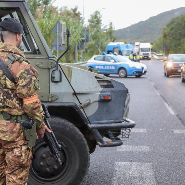 Na ulazu u Italiju policija i vojska s dugim cijevima kontroliraju promet vozila