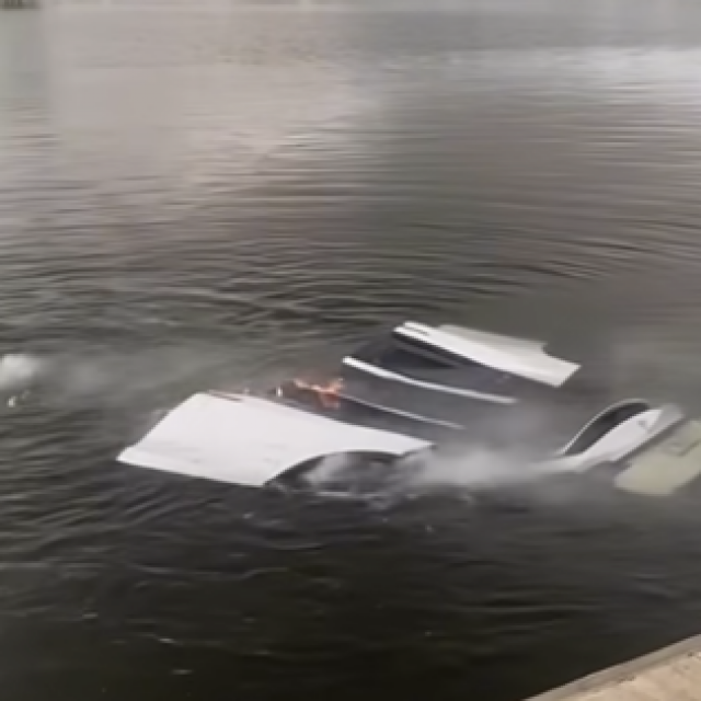 Tesla gori pod vodom