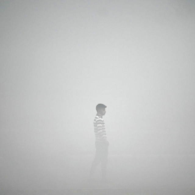 Pješak u New Delhiju jedva se vidi od gustog smoga