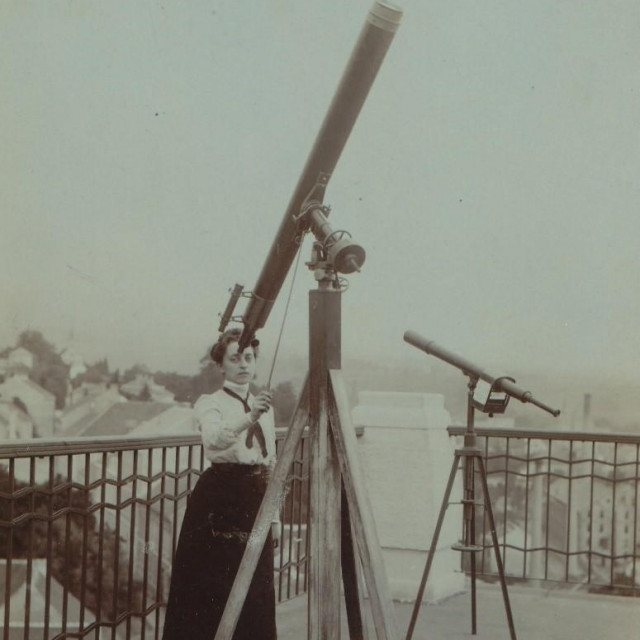 Elza Kučera bila je ljevičarka i ateistkinja te rado u medijima isticala kako je samostalna i emancipirana žena.