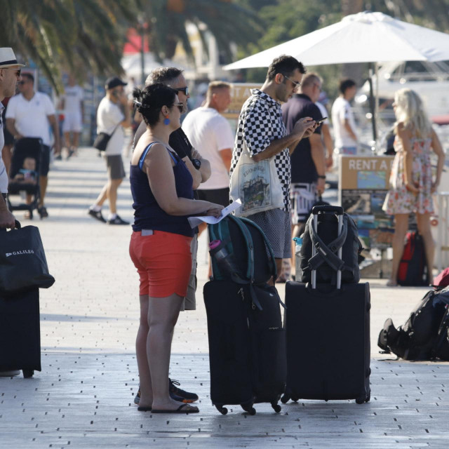 Ilustracija, turisti u Makarskoj