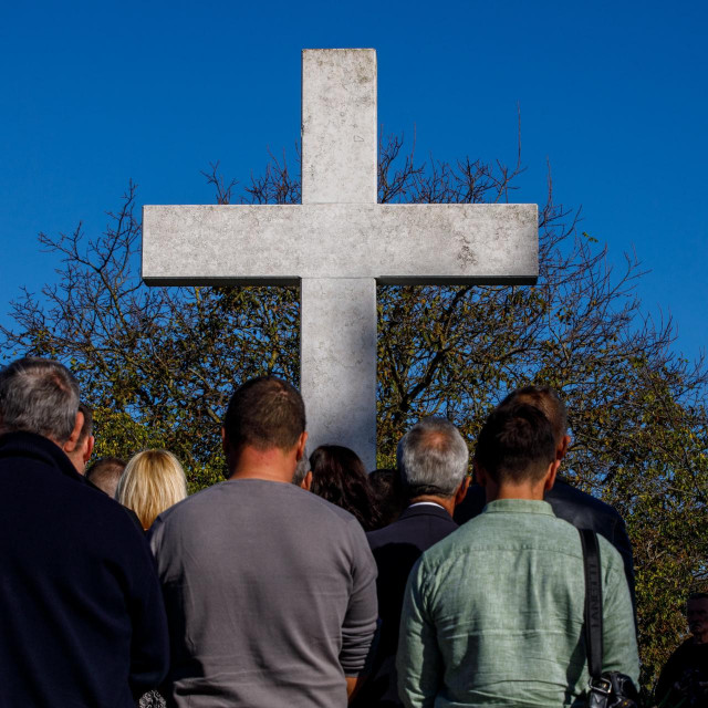 Polaganje vijenaca kod spomen obilježja u naselju Lužac