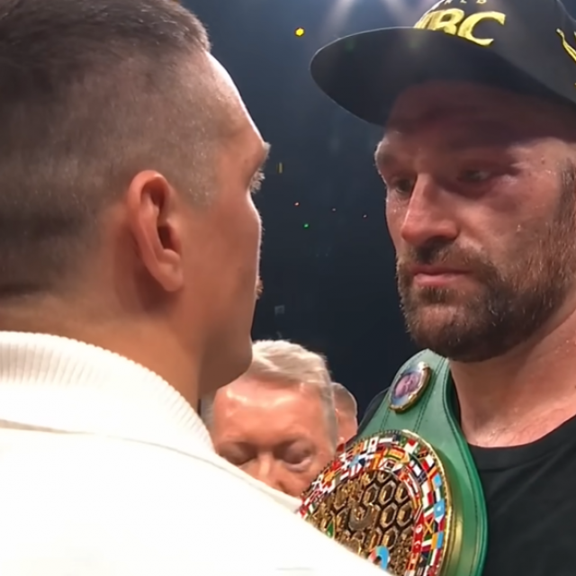 Oleksandr Usyk (lijevo) i Tyson Fury (desno)