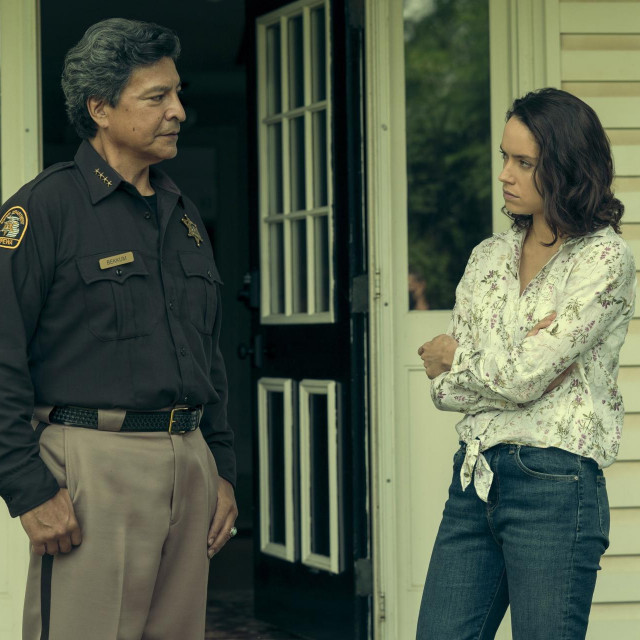 Daisy Ridley i Gil Birmingham. Roadside Attractions,Kći kralja močvare(2023).