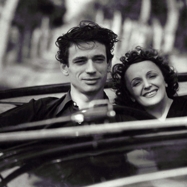 Francuski šansonijer i glumac Yves Montand u društvu Edith Piaf