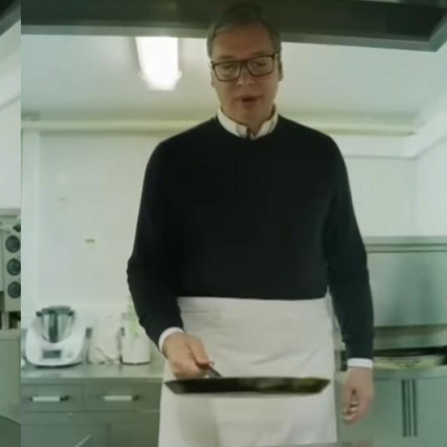 Aleksandar Vučić peče palačinke