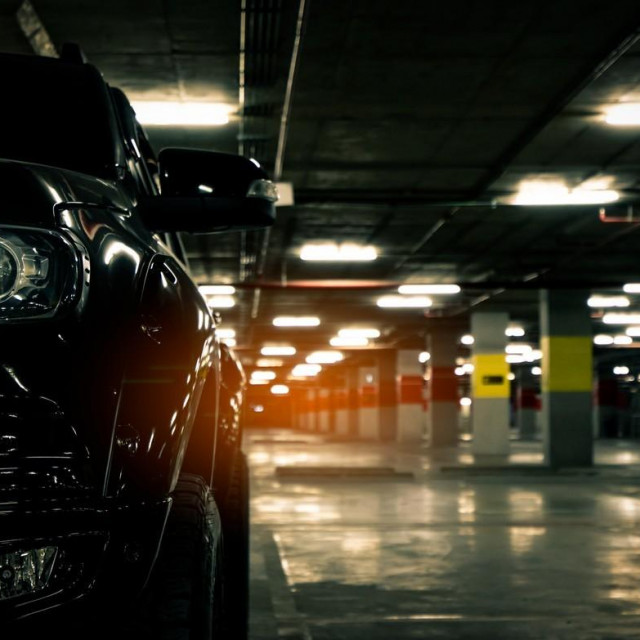 Parkiralište, krađa automobila (ilustracija)