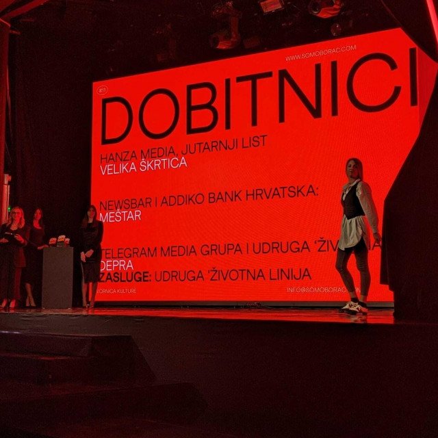 Dora Koretić prima nagradu za projekt Velika škrtica