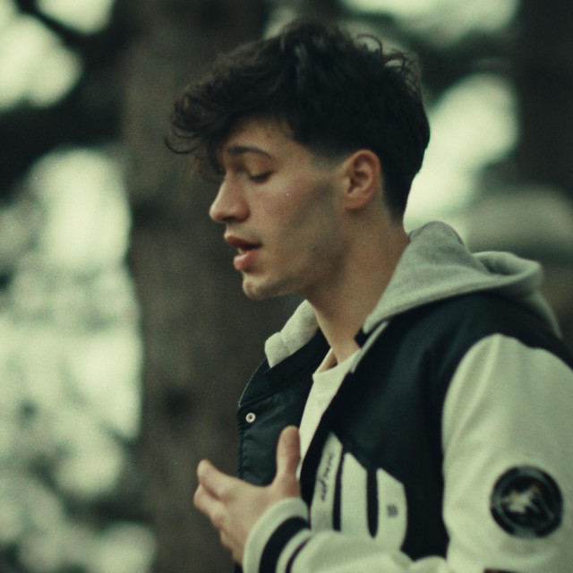 Edi Abazi u spotu svoje pjesme ”Sam”