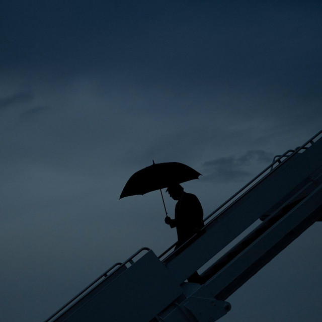 Donald Trump, snimljen pri izlasku iz Air Force Onea u zrakoplovnoj bazi Andrews