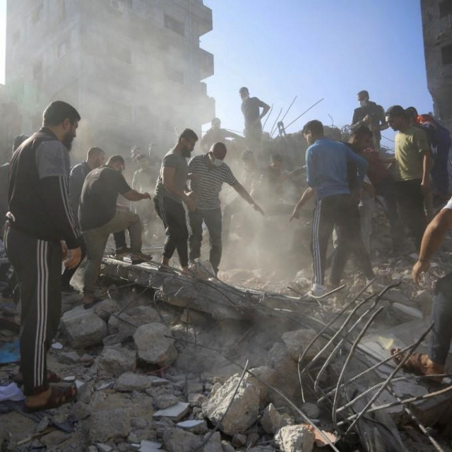 Palestinci provode operacije potrage i spašavanja nakon zračnog napada izraelske vojske