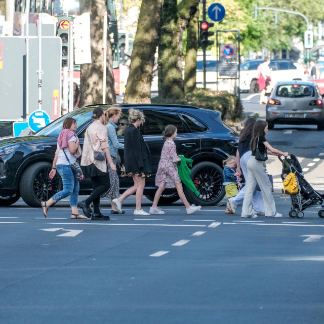 Pješački prijelaz, pješaci, ilustracija