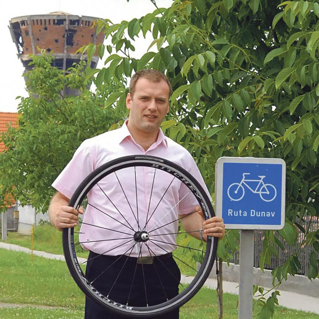 Mario Banožić kao inicijator biciklističke rute uz Dunav, snimljen 1. lipnja 2011. Kao prvu političku funkciju u službenoj biografiji Banožić navodi mjesto predsjednika Stručnog odbora za turizam Županijskog odbora HDZ-a Vukovarsko-srijemske županije 2012. godine