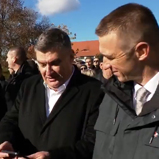 Zoran Milanović Ivanu Penavi pokazuje smuđeve