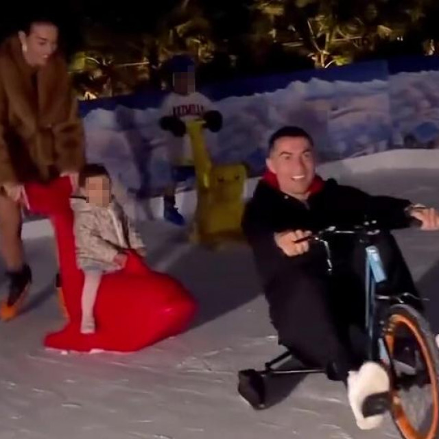 Georgina Rodriguez i Cristiano Ronaldo sa svojom djecom na klizalištu
