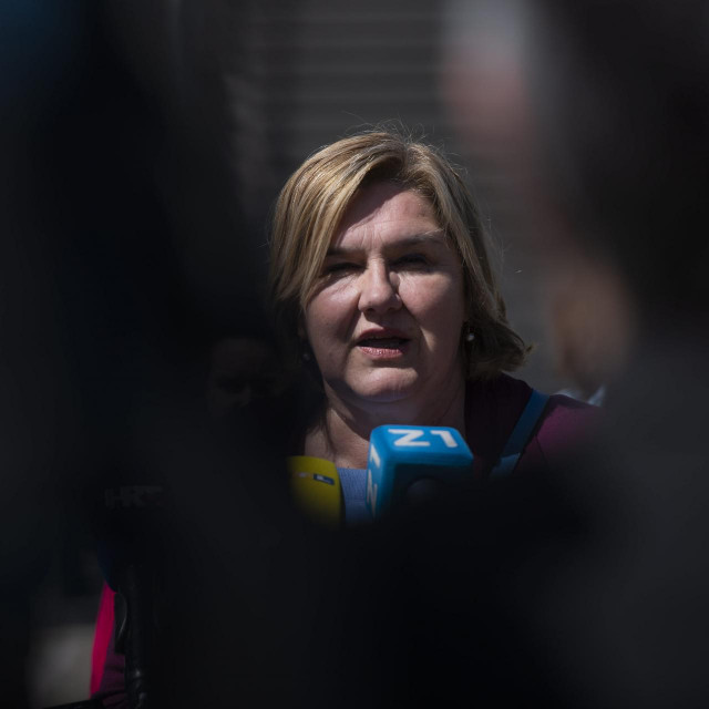 Željka Markić napala je Šeparovića optužujući ga da nije izabran glasovima građana. Time je pokazala koliko je politički neobrazovana, s obzirom na to da se čelnici ustavnih i vrhovnih sudova nigdje ne biraju na izborima, već u parlamentima