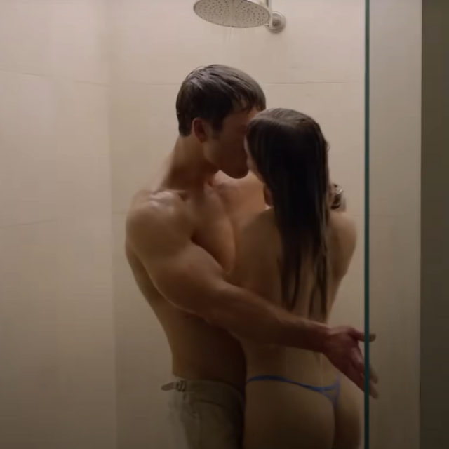 Zvijezde Sydney Sweeney i Glen Powell u sceni seksa pod tušem u filmu ‘Anybody But You‘