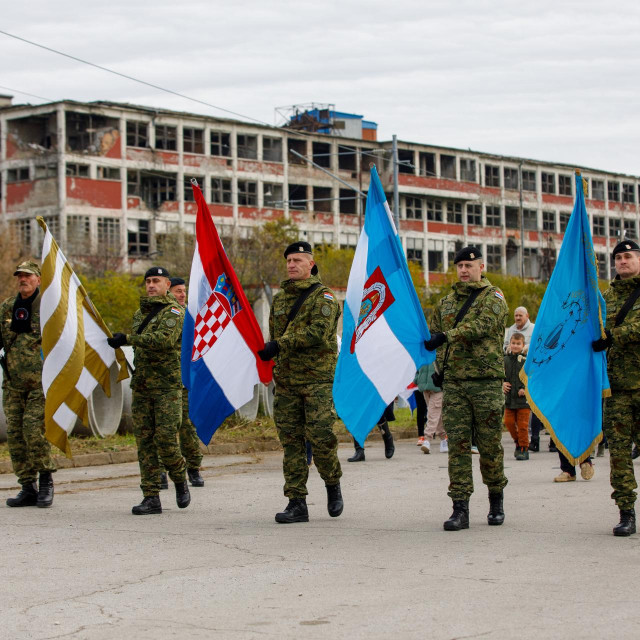 Program Borovo naselje za domovinu ispred ostataka nekadasnje ratne bolnice i sklonista Borovo naselje u tvornici Borovo commerce