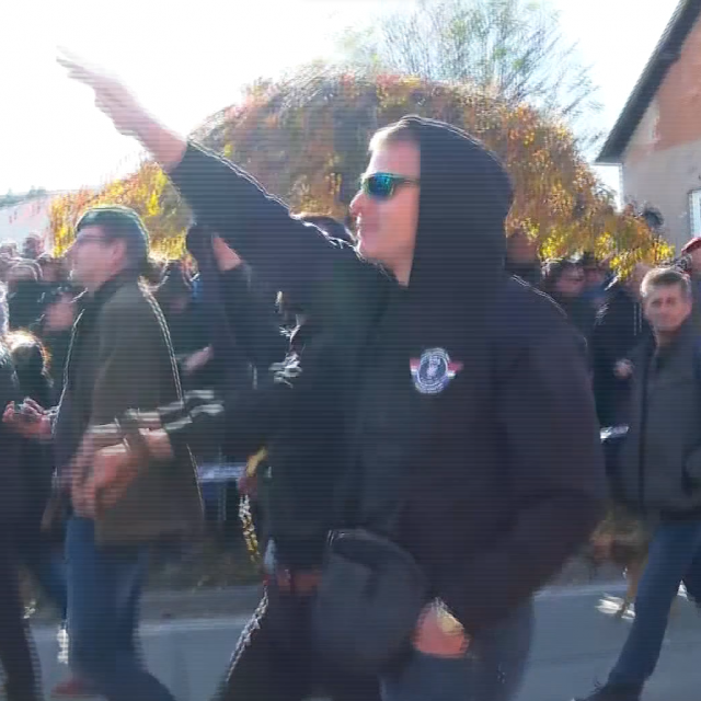 Tijekom prolaska kolone gradskim ulicama sporadično su se mogli čuti uzvici ”za dom spremni”, a pojedinci su dizali i ruke u zrak na pozdrav