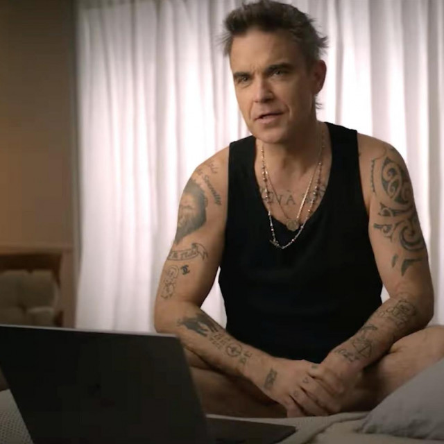 Robbie Williams: S prosijedom irokezom, prilično mršav, posut silnim tetovažama i okićen velikim nakitom djeluje poput suvremene inačice Howarda Hughesa