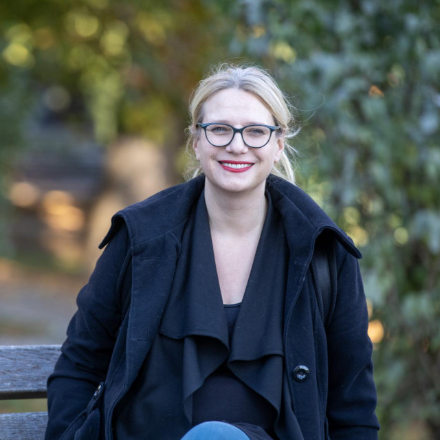 Književnica Lidija Deduš je ekonomistica, bankovna službenica, pisati je počela u tridesetima. Rođena je u Banjoj Luci, odrastala u Sarajevu, za rata došla u Varaždin, gdje je živjela desetljećima, sve dok se prije par dana nije preselila u Zagreb.