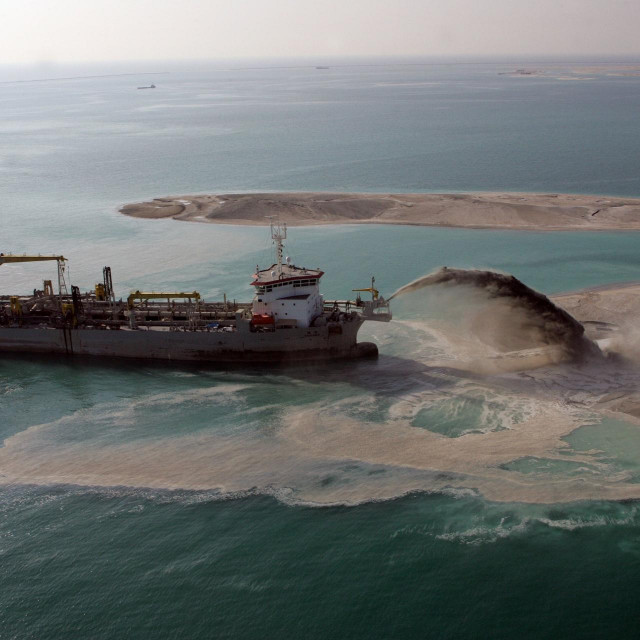 Nasipavanje umjetnih otoka neposredno uz obalu Dubaija gdje se sljedeći tjedan održava važna klimatska konferencija