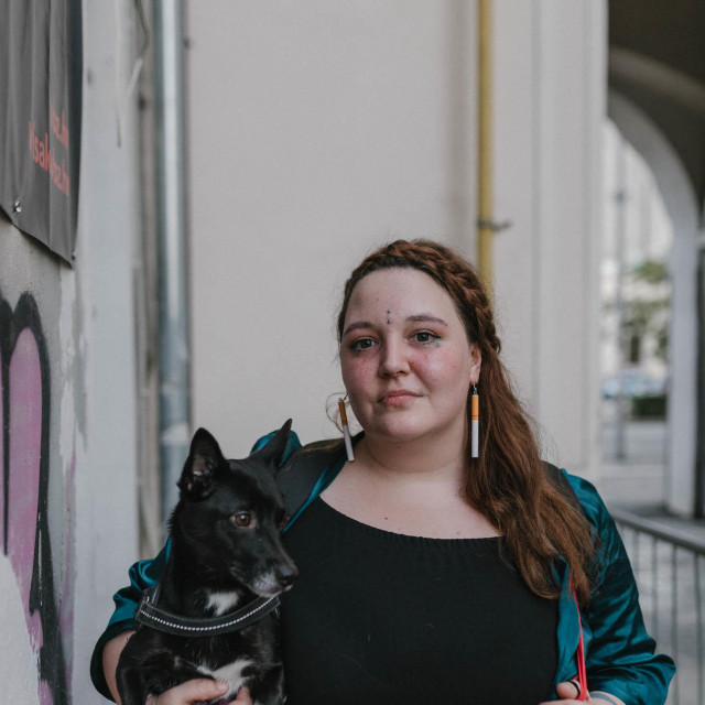 Eva Simčić: Autorica piše i o udomljenoj kujici. No kako se osoba koja ima teške duševne smetnje može brinuti za psa? Kad joj je najgore, nema ni riječi da je izvela psa...