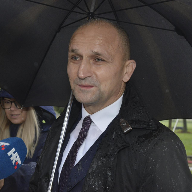 Potpredsjednik Vlade i ministar obrane Ivan Anušić sudjelovao je Vojarni 3. gardijske brigade u Đakovu na svečanom ispraćaju 40. hrvatskog kontingenta (HRVCON) u operaciju potpore miru (KFOR) u Republiku Kosovo.