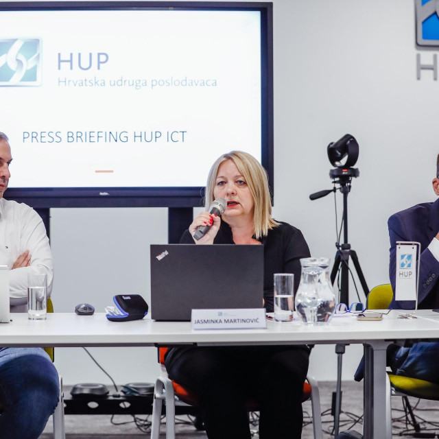 Zagreb, 050722.
HUP.
HUP predstavio rezultate analize ICT industrije u Hrvatskoj.
Na fotografiji: Hrvoje Josip Belan, Jasminka Martinovic, Sinisa Djuranovic.