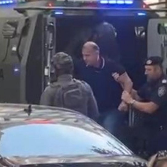 Kemal Rastoder (u sredini)