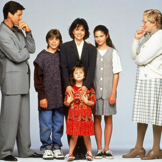 Robin Williams, Lisa Jakub, Matthew Lawrence, Mara Wilson, Pierce Brosnan i Sally Field