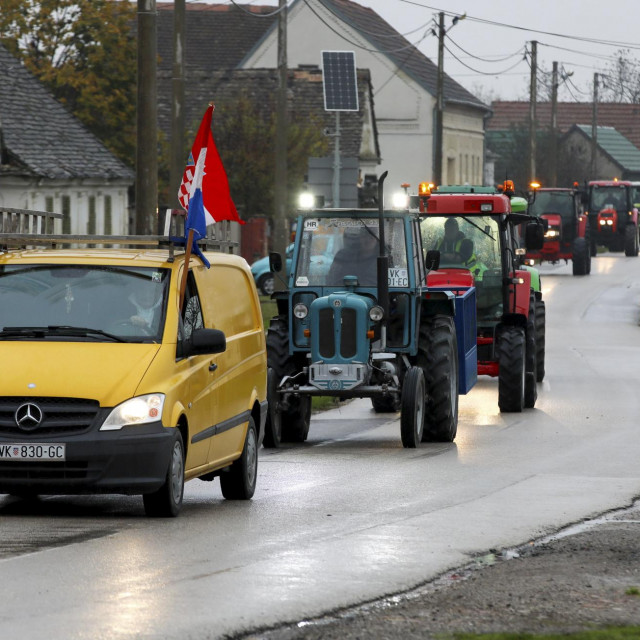 Poljoprivrednici krenuli prema granici kod Orašja