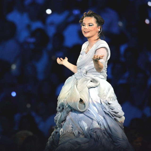 Björk na otvaranju Olimpijskih igara u Ateni 2004.