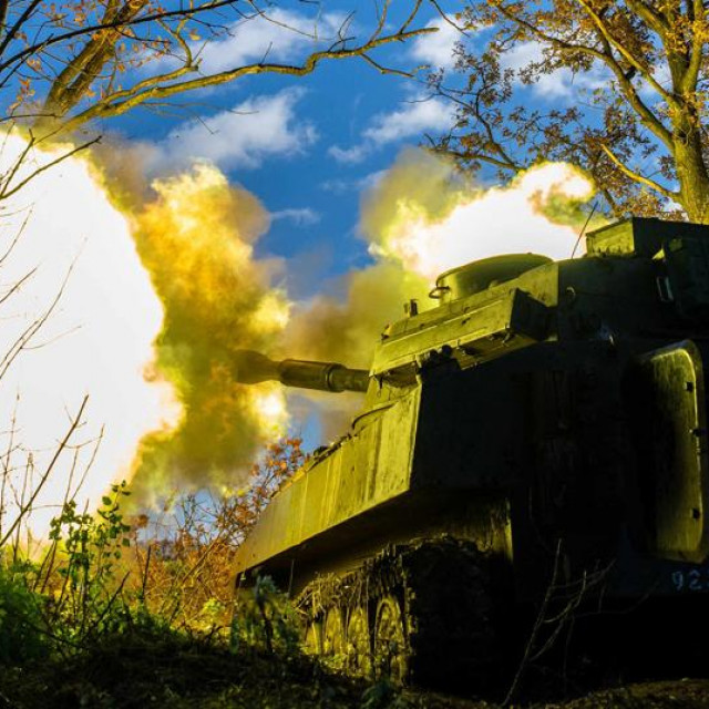 Samohodna haubica puca na bojištu u Ukrajini, arhivska fotografija