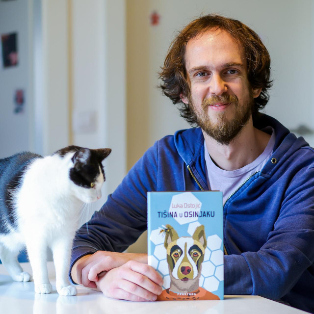 Voli igrati nogomet. Ima dvije mačke. ‘Kad imam vremena‘, kaže, ‘pišem tekstove o svemu što mi privuče pažnju‘