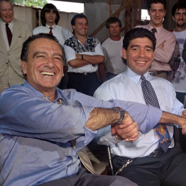 Diego Maradona pozira sa Eduardom Eurnekianom (lijevo) i Juanom De Stefanom u prosincu 1994. 