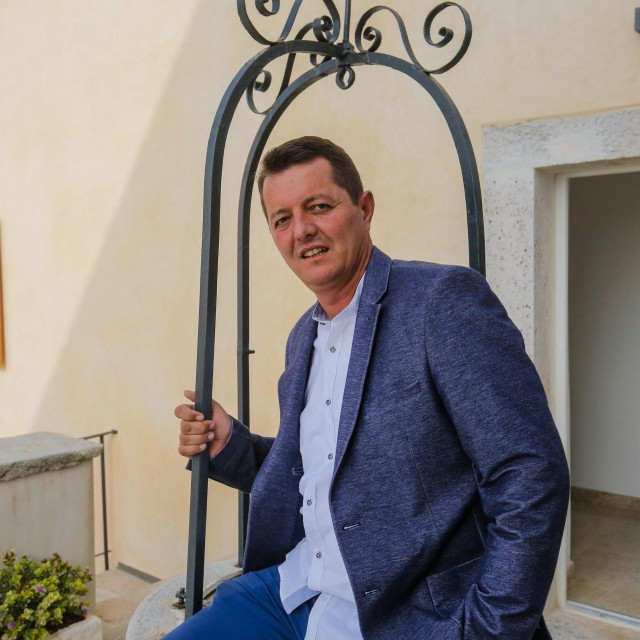 Lutvo Murić u Bale je stigao kao izbjeglica 1994. godine, s jednom majicom, hlačama i papučama. Počeo je kao mali građevinar, a danas ima sve 