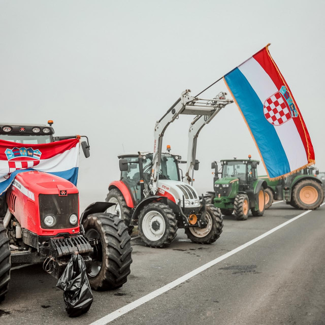 Prosvjednici traktorima blokirali granični prijelaz