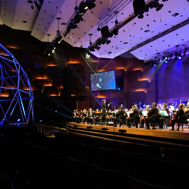 Zagrebačka filharmonija na koncertu ”Tesla valovi” izvela je tri praizvedbe suvremenih autora posvećene Nikoli Tesli