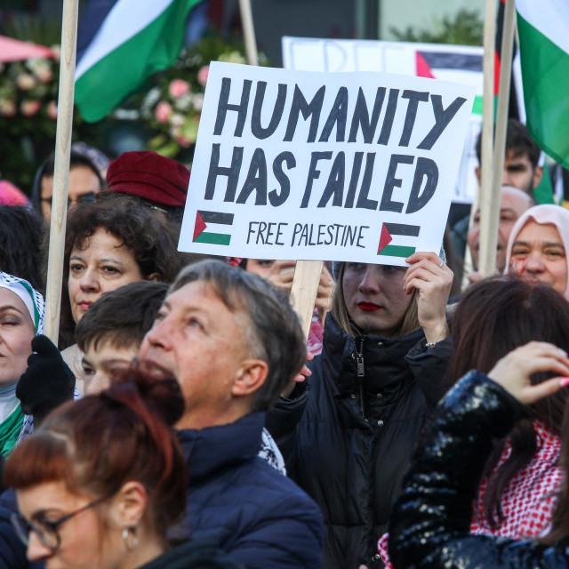 Okupljeni građani na Kvatriću