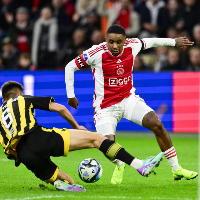 Dominik Oroz je imao velikih problema s igračima Ajaxa, a postigao je i autogol