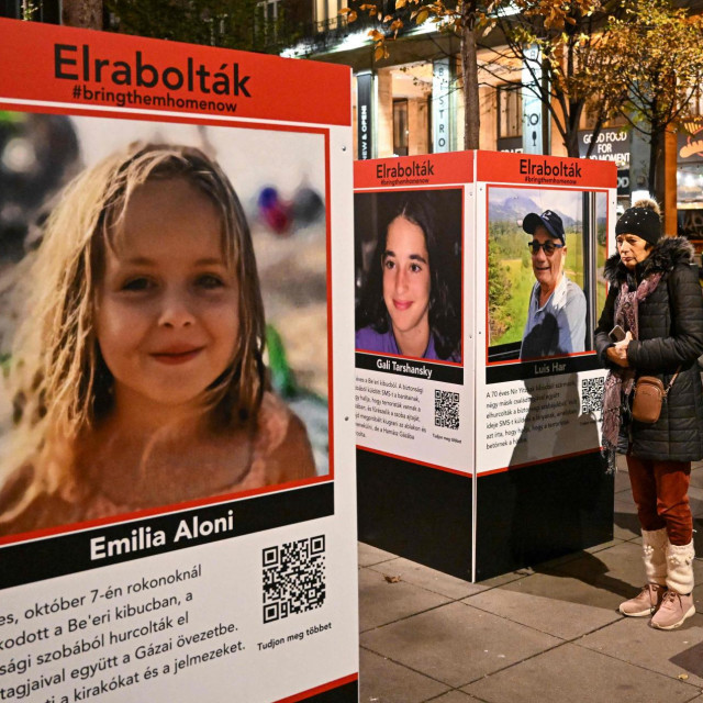 Plakati s fotografijama taoca koje je oteo Hamas