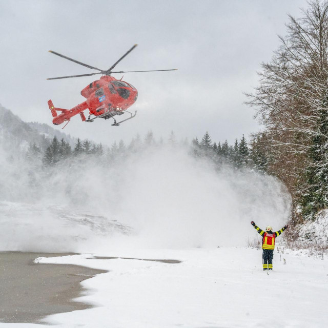 Helikopter u potrazi za zrakoplovom