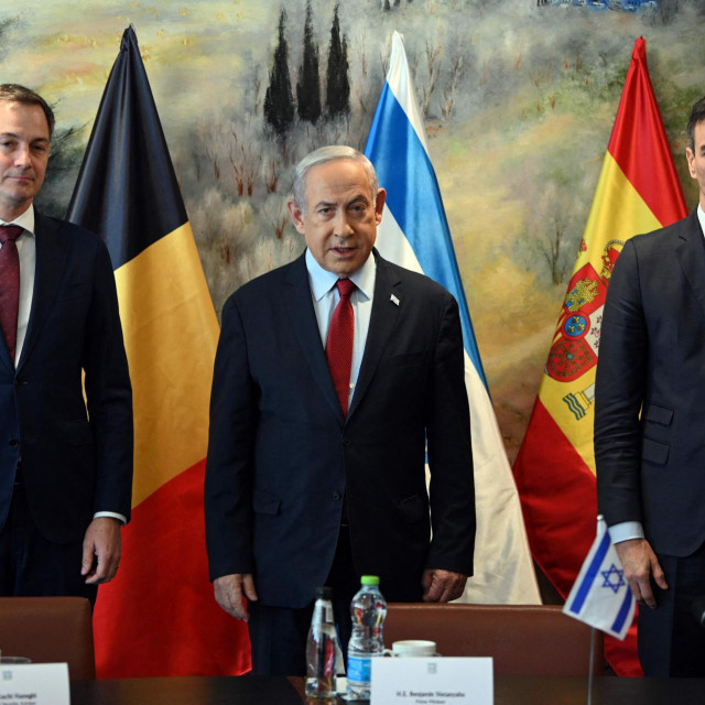 Izraelski premijer Benjamin Netanyahu, belgijski premijer Alexander De Croo (lijevo) i španjolski premijer Pedro Sanchez (desno)