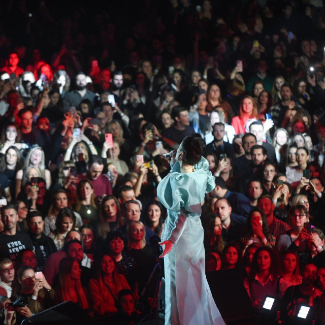 Druga koncertna večer u Areni Zagreb započela je malo iza 20.30 sati, kada je glazbena diva Doris Dragović otvorila svoj zagrebački koncert hitom ‘Ima nešto u tome‘. ”Vas jedino što mogu zamoliti jest - pjevajte punim srcem večeras s nama”, poručila je Doris svojim mnogobrojnim obožavateljima koji su ispunili Arenu.