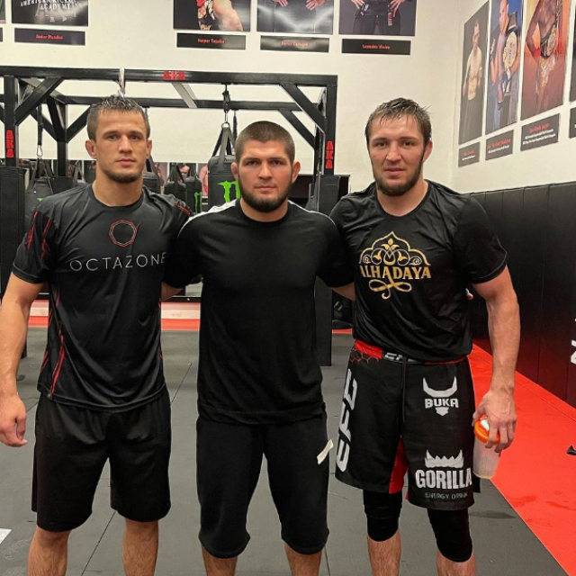 Usman Nurmagomedov (lijevo), Khabib Nurmagomedov (sredina) i Saygid Izagakhmaev (desno)