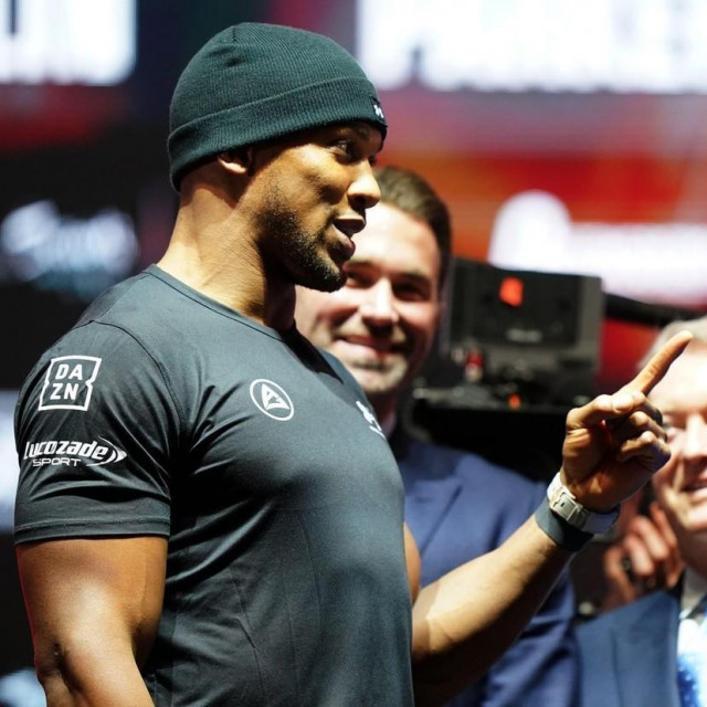 Anthony Joshua (lijevo) i Otto Wallin (desno)