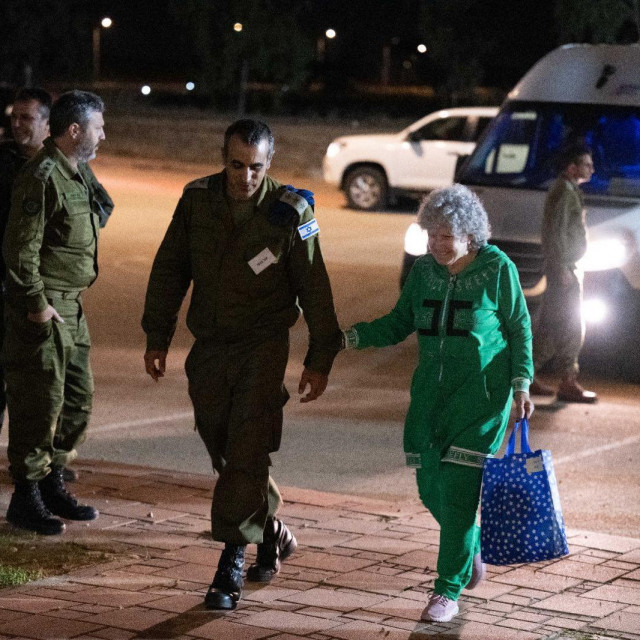 Izraelka Ruth Munder (78) nakon izlaska iz Hamasovog zatočeništva