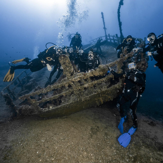 Grupna fotografija pred olupinom Teti