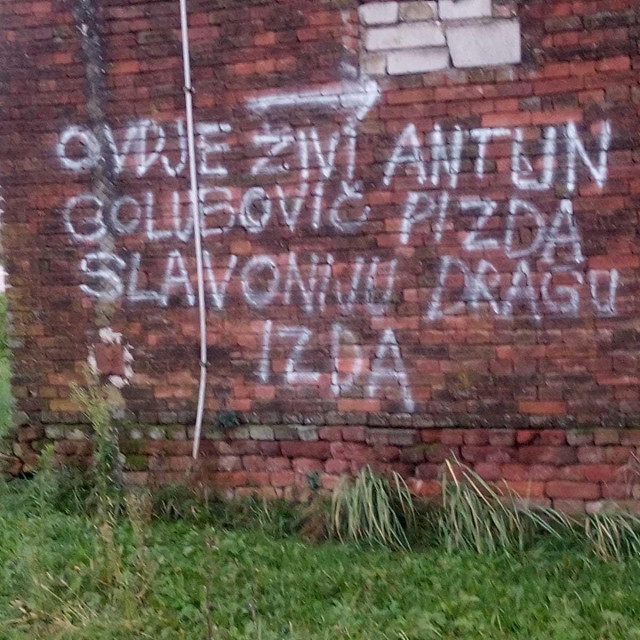 Grafiti na kući Antuna Golubovića, svinjogojca koji se odbio pridružiti prosvjedima